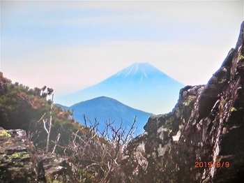 甲斐駒ヶ岳から見た富士山.jpg